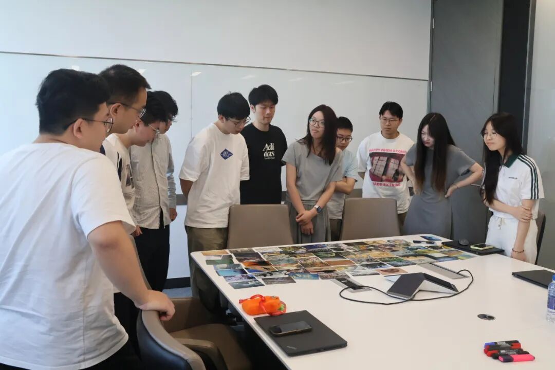 <p>Adi</p>
<p>das</p>