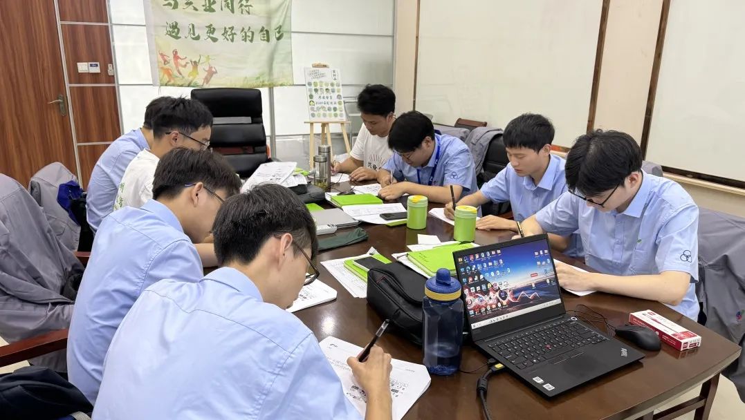 <p>一人建闲行</p>

<table>
<tr><td rowspan="2"></td>
<td></td>
<td></td>
<td></td>
</tr>
<tr><td></td>
<td colspan="2">遇见更好的自己E理日</td>
</tr>
<tr><td></td>
<td></td>
<td colspan="2">国卫电电电中广</td>
</tr>
</table>
