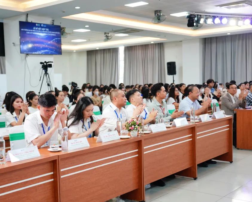 <table>
<tr><td></td>
</tr>
<tr><td></td>
</tr>
<tr><td>C I</td>
</tr>
</table>